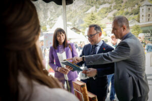 Personas interactuando en la Fira de Sant Jordi en Andorra