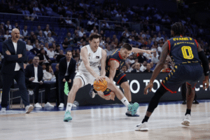 Jugadores de baloncesto compiten por el balón en un partido reñido
