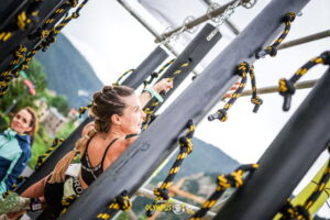 Participante superando un obstáculo en la Olympus Race en Andorra