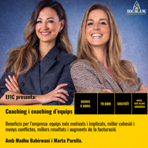 Dos mujeres sonrientes presentando una charla sobre coaching y trabajo en equipo