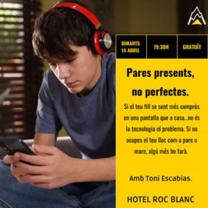 Joven con auriculares usando un teléfono móvil en casa