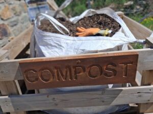 Punto de recogida de compost gratuito en Ordino con letrero de compost