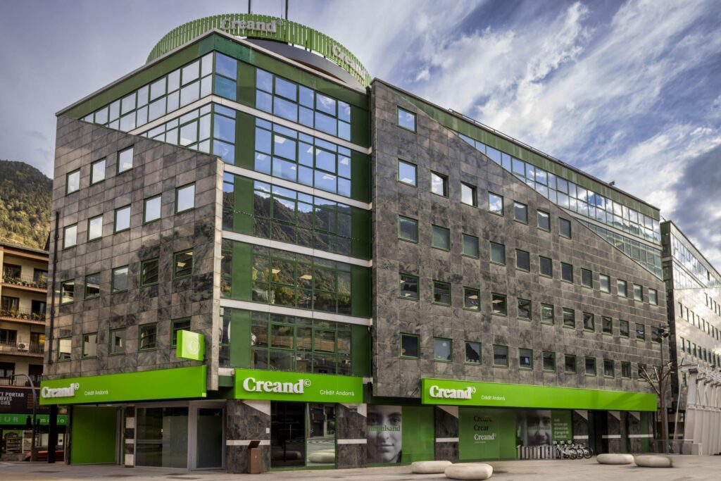 Edificio de Creand en Andorra con diseño moderno y logo visible
