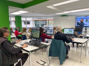 Clase de informática para personas mayores en Creand Fundació