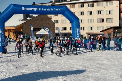 Participantes en la Cronoescalada del Pas de la Casa en la nieve