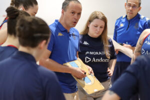 Entrenador explicando tácticas a jugadoras del Sènior Femení Gala Perfumeries