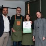 Representantes de la destilería FORA y el Hotel Mu con el sello de Reserva de la Biosfera