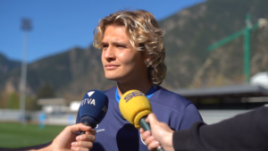Efe Akman hablando con los medios de comunicación en un entrenamiento
