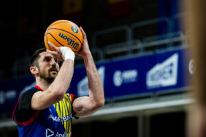 Jugador del Sénior B del BC MoraBanc Andorra lanzando a canasta durante un partido