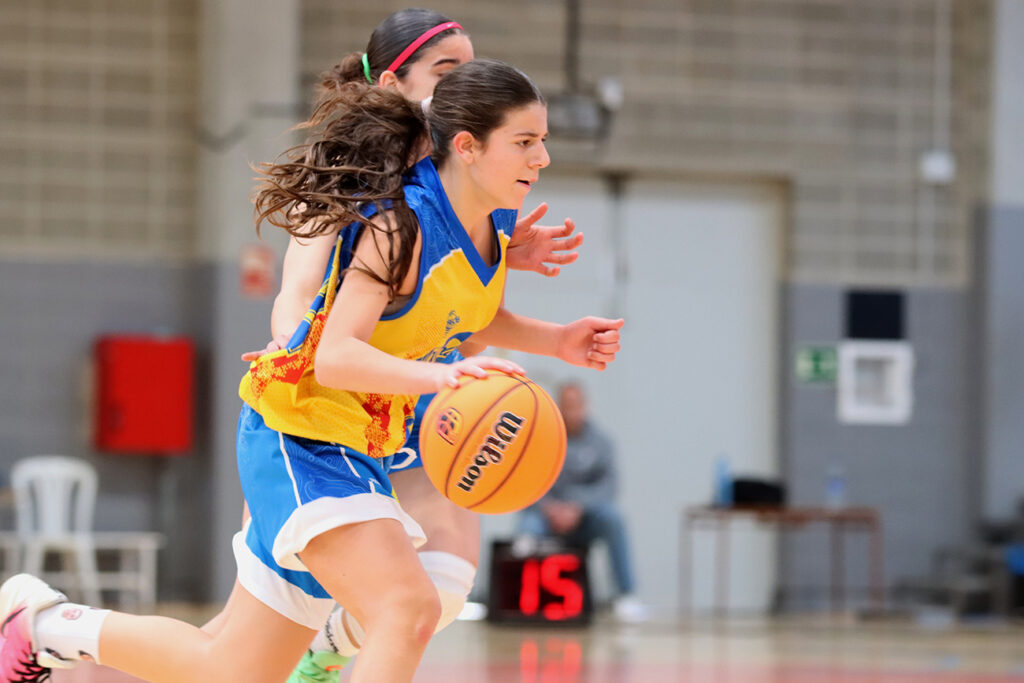 Emma Vila jugando baloncesto en la Minicopa LF Endesa con Sedis La Lola