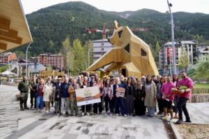 Grupo de personas en la celebración del 20 aniversario de los horts socials en Encamp
