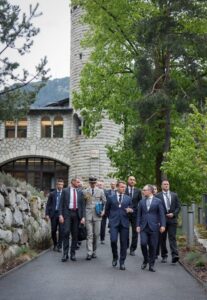 Xavier Espot y Emmanuel Macron caminando juntos en Andorra