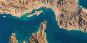Vista aérea del estrecho de Ormuz entre Omán e Irán