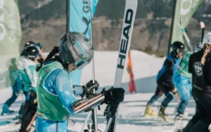 Esquiadora Etna Pou preparándose para una carrera en la nieve