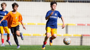 Niños jugando al fútbol en un partido juvenil en Andorra