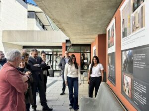 Inauguración de exposición fotográfica en Andorra con estudiantes y autoridades.