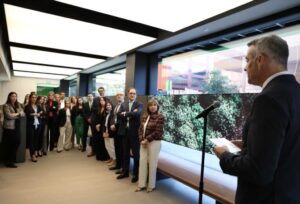 Inauguración de la nueva oficina de Creand en Escaldes-Engordany con asistentes