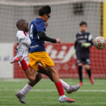 Jugadores del Infantil S13 en un partido de fútbol disputando el balón