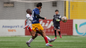 Jugadores del Infantil S13 en un partido de fútbol disputando el balón