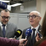Dos hombres conversando durante la campaña de declaración del IRPF 2025 en Andorra