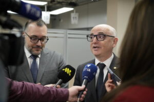 Dos hombres conversando durante la campaña de declaración del IRPF 2025 en Andorra