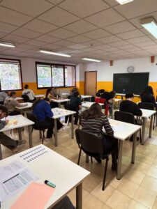 Estudiantes realizando exámenes en un aula durante la Prueba Oficial de Batxillerat 2026.