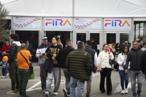 Personas ingresando a la 47a Fira d'Andorra la Vella en un evento