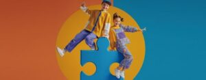 Niños disfrutando de actividades lúdicas en un entorno colorido