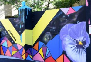 Mural colorido de Andorra Crea con formas geométricas y flores