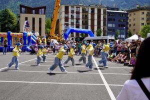 Grupo de bailarines en el evento Enfira't en Encamp