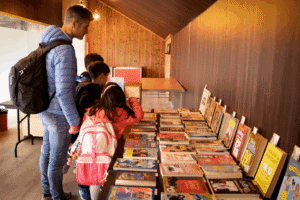 Familia participando en intercambio de libros en Sant Jordi