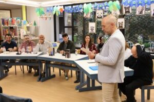 Autores y lectores en una mesa redonda en Encamp durante jornada literaria