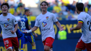 Josep Cerdà celebra su gol con compañeros de equipo en un partido