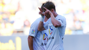 Josep Cerdà celebrando un gol en un partido de LaLiga Hypermotion