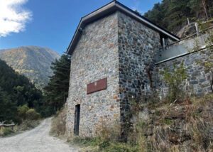 Edificio de gestión de agua en La Massana, Andorra, rodeado de naturaleza.
