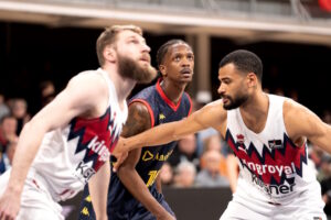 Jugadores de baloncesto en acción durante el partido MoraBanc Andorra contra Baskonia.