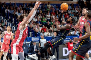 Jugadores de MoraBanc Andorra y UCAM Murcia en un partido de baloncesto