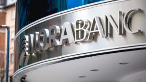 Logo de MoraBanc en el Pas de la Casa mostrando su compromiso con el comercio local.