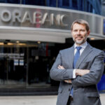 Ejecutivo de MoraBanc frente a la sede de la entidad financiera