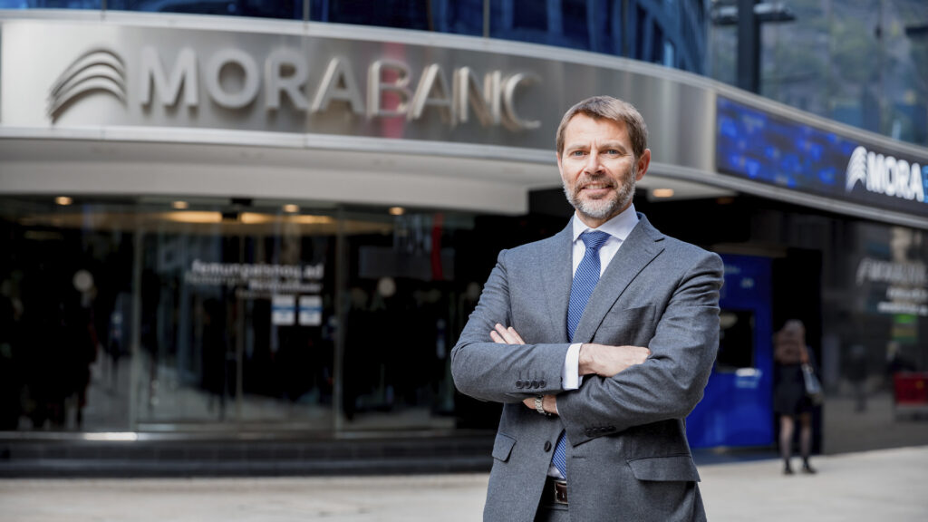 Ejecutivo de MoraBanc frente a la sede de la entidad financiera