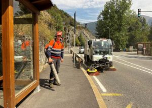 Trabajador de limpieza en la Massana durante el verano