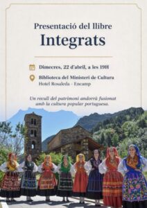 Presentación del libro Integrats en Encamp con vestimenta tradicional