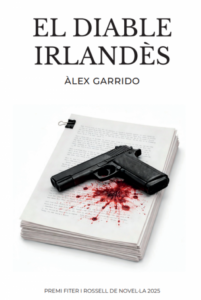 Portada de la novela El diable irlandès de Àlex Garrido con una pistola y manchas de sangre.
