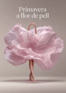 Modelo con vestido de flores en tonos rosa claro, simbolizando la primavera.