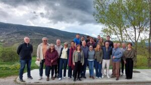 Grupo de personas reunidas en un paisaje montañoso en Arles de Tec
