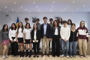 Grupo de jóvenes y representantes en reunión del Consell de Joves