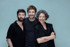 Tres actores posando para la obra Honestedat en Andorra la Vella