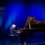 Pianista actuando en el escenario del evento Temporada MoraBanc en Andorra la Vella