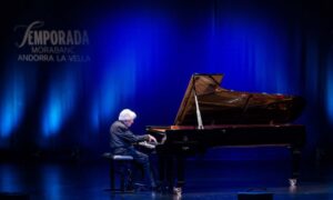 Pianista actuando en el escenario del evento Temporada MoraBanc en Andorra la Vella