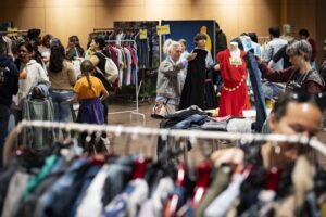 Participantes en el mercado de intercambio de ropa en El Troc